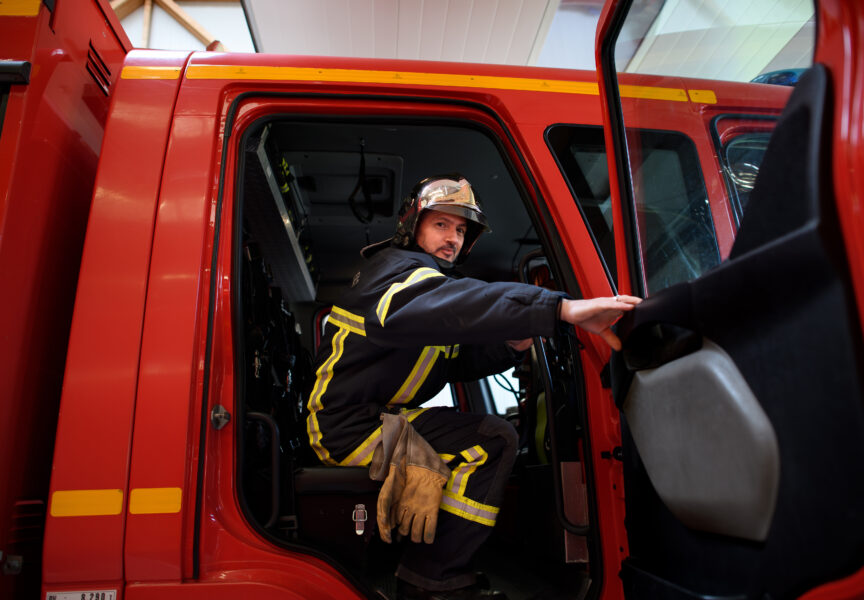 Sapeur-pompier volontaire dans un véhicule de secours
