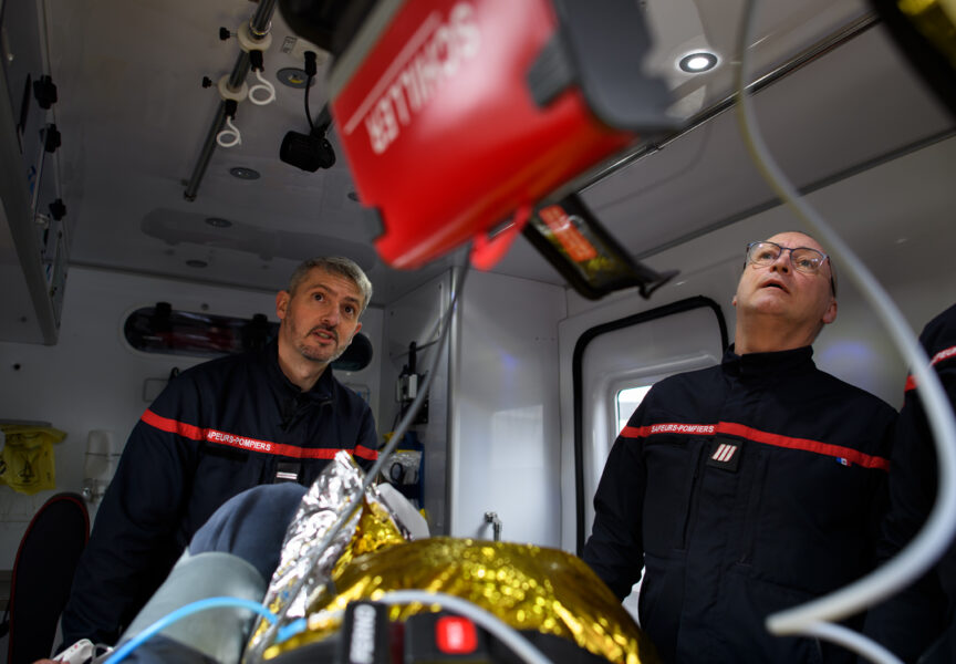 sapeurs-pompiers dans une ambulance