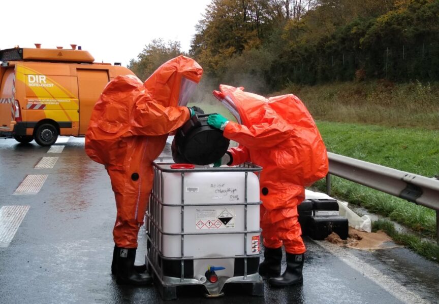 sapeurs-pompiers spécialisés en risque chimique
